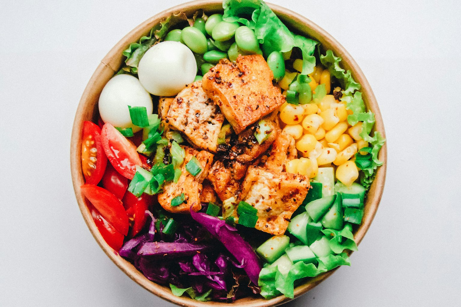 Avocado & Grilled Chicken Salad Bowl – A Healthy Protein-Packed Meal